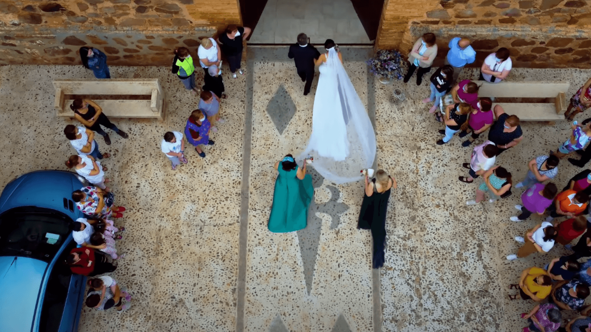 Fotografía aérea de bodas grabadas con dron. Imagen romántica y espectacular desde el cielo, capturando la belleza y la emoción de una ceremonia de boda. Una perspectiva única que realza la magia del momento.
