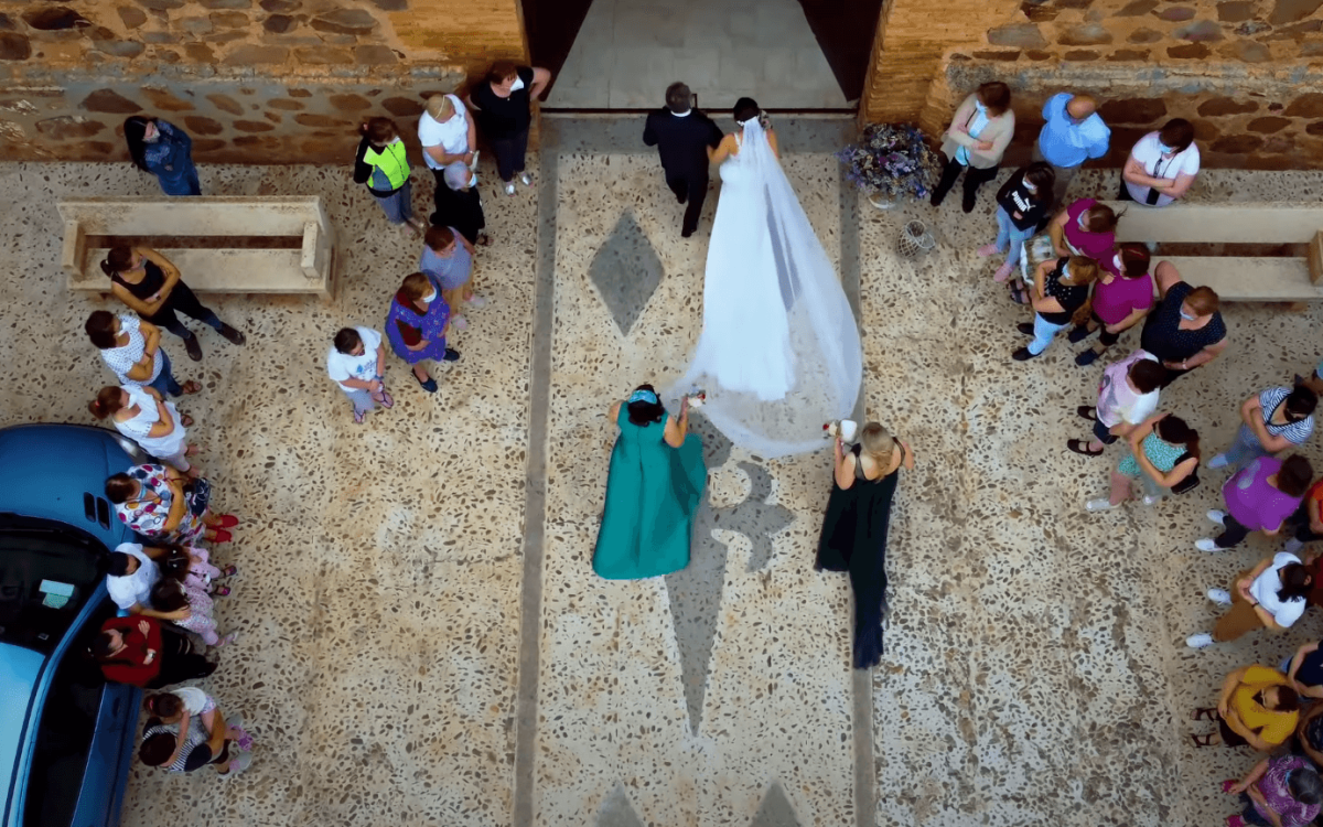 Fotografía aérea de bodas grabadas con dron. Imagen romántica y espectacular desde el cielo, capturando la belleza y la emoción de una ceremonia de boda. Una perspectiva única que realza la magia del momento.