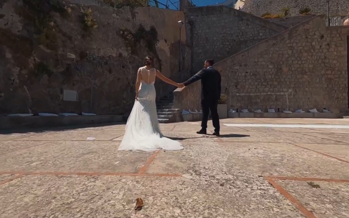 Fotografía aérea de bodas grabadas con dron. Imagen romántica y espectacular desde el cielo, capturando la belleza y la emoción de una ceremonia de boda. Una perspectiva única que realza la magia del momento.